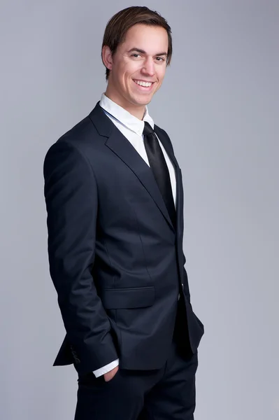 Retrato de un joven empresario sonriendo — Foto de Stock