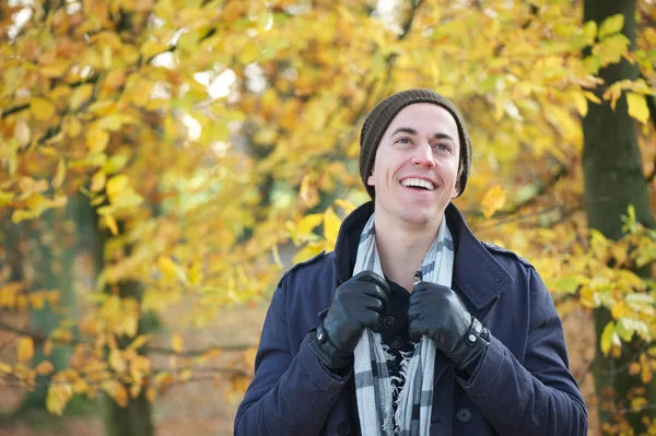 Muotokuva iloinen mies hymyilee ulkona syksyllä päivä — kuvapankkivalokuva