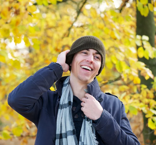 Hymyilevän miehen muotokuva seisomassa ulkona hattu päässä — kuvapankkivalokuva