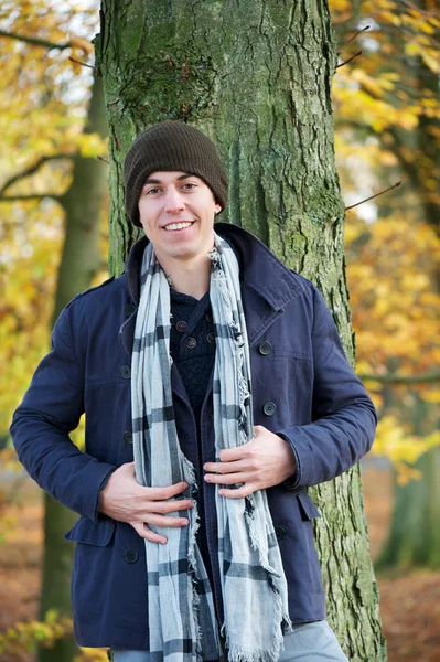 Młody człowiek stojący na zewnątrz na dzień jesieni — Zdjęcie stockowe