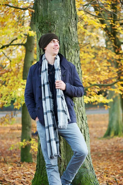 Jeune homme attrayant debout à l'extérieur un jour d'automne — Photo