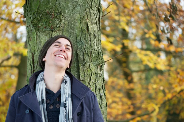 Açık havada gülümseyen genç bir adam portresi — Stok fotoğraf