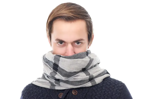 Портрет молодого человека с покрытым шарфом лицом — стоковое фото