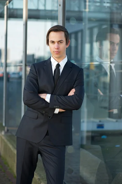 Jeune homme d'affaires debout à l'extérieur — Photo