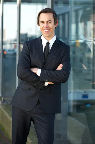 Selbstbewusster junger Geschäftsmann lächelt draußen — Stockfoto