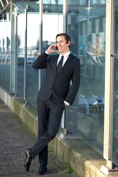 Retrato de un joven hombre de negocios hablando por teléfono móvil al aire libre — Foto de Stock