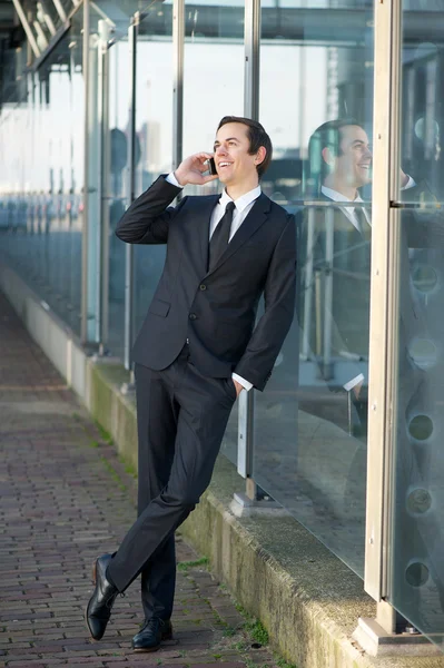 Portrait of a businessman talking on cellphone in the city — Stock Photo, Image