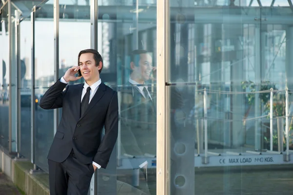 Portret van een glimlachende zakenman bellen door mobiele telefoon — Stockfoto