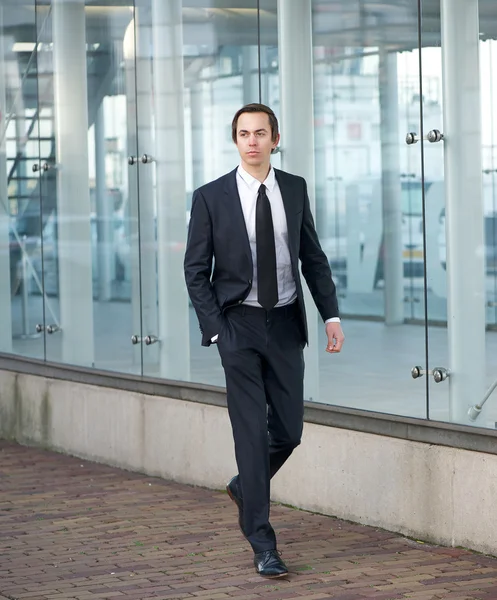 Retrato de um empresário atraente andando na cidade — Fotografia de Stock