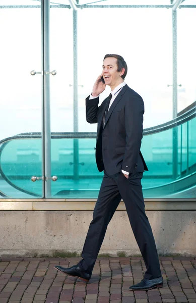 Porträtt av en affärsman promenader och pratar i mobiltelefon — Stockfoto