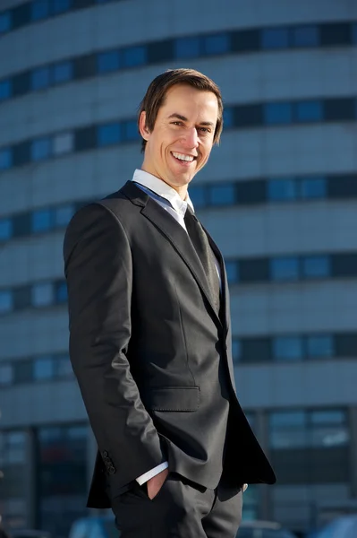 Retrato de un joven hombre de negocios guapo sonriendo al aire libre — Foto de Stock