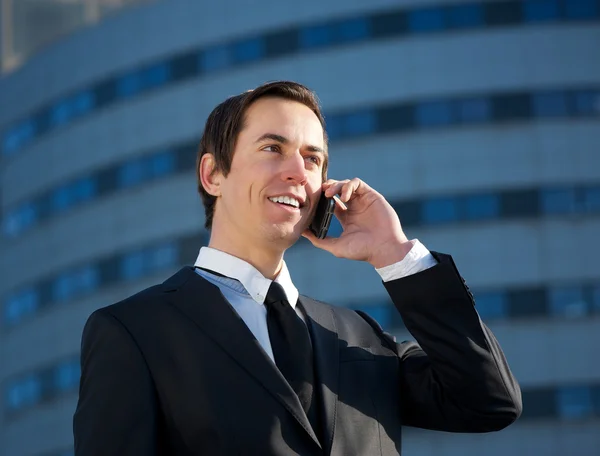 Young business man calling by mobile phone outdoors — Stock Photo, Image