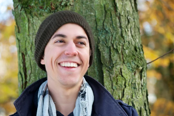 Retrato de um jovem sorrindo ao ar livre — Fotografia de Stock
