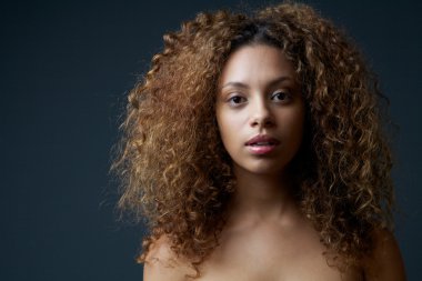 kıvırcık saçlı güzel kadın manken