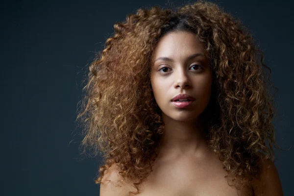 Hermosa modelo de moda femenina con cabello rizado —  Fotos de Stock