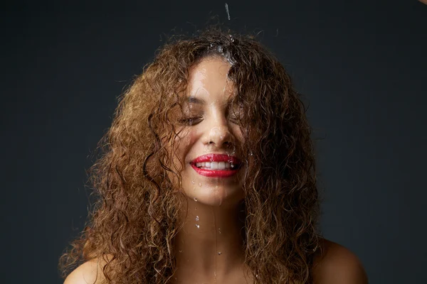 Африканская американка с капающей водой на лице — стоковое фото