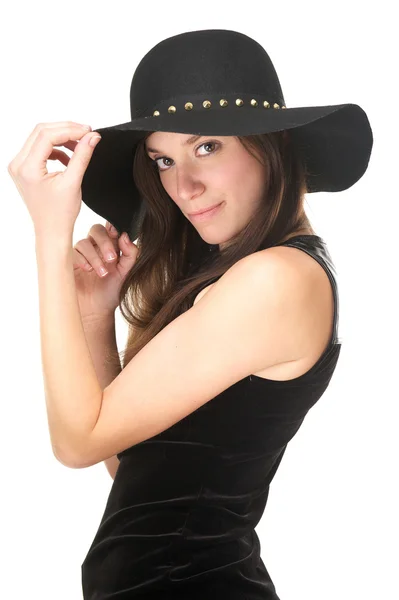 Mujer bonita sosteniendo sombrero negro en su cabeza — Foto de Stock