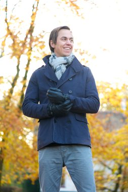 mutlu bir adam açık havada duran bir sonbahar gününde