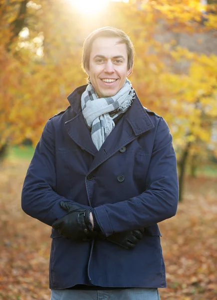Portrait d'un homme heureux debout dehors un jour d'automne — Photo