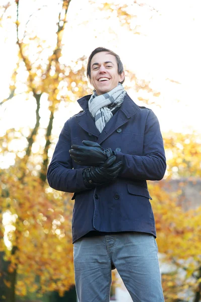 Portrait d'un homme souriant debout à l'extérieur par une journée froide — Photo