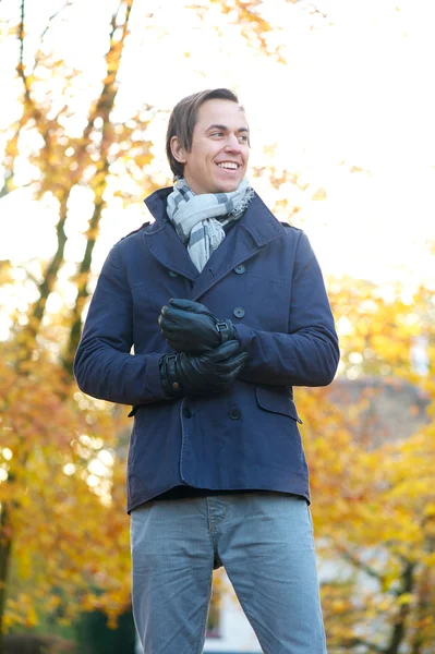 Homme heureux debout à l'extérieur un jour d'automne — Photo