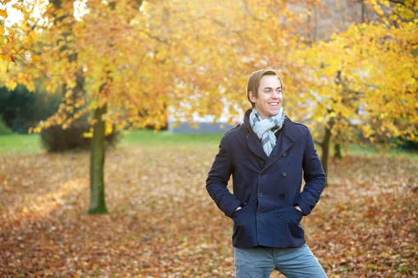 Modelo de moda masculina sorrindo ao ar livre em um dia de outono — Fotografia de Stock