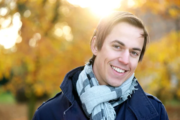 Cara sonriente de un modelo de moda masculino posando al aire libre — Foto de Stock