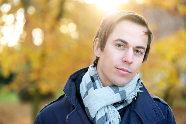 Gut aussehender junger Mann an einem Herbsttag im Freien — Stockfoto