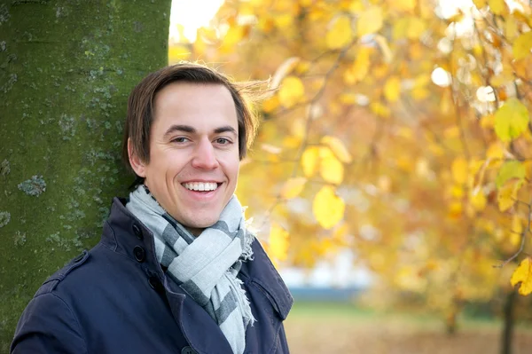 Retrato de un hombre alegre sonriendo al aire libre — Foto de Stock