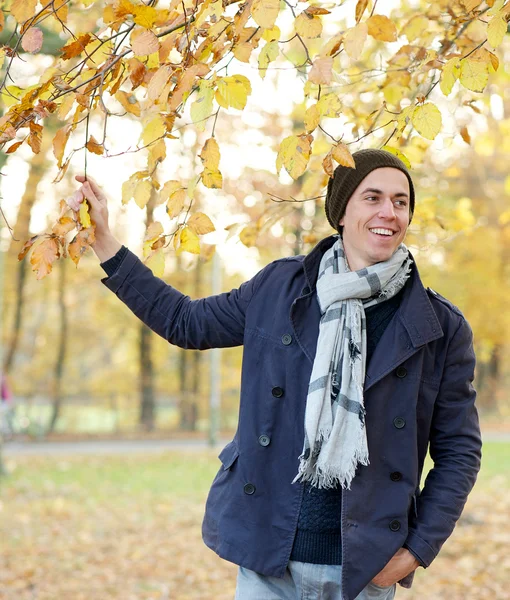 Jovem saudável sorrindo ao ar livre durante o outono — Fotografia de Stock