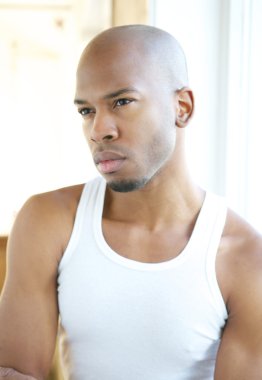 Siyah erkek moda model beyaz gömlek