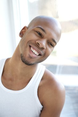 pencereden dışarı bakıp mutlu, genç bir adam portresi