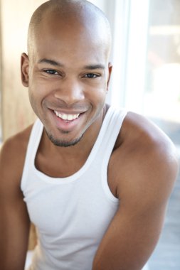 pencere tarafından rahatlatıcı mutlu bir adam portresi