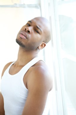 pencere tarafından rahatlatıcı siyah bir adam portresi
