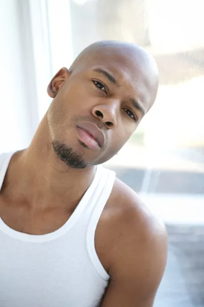 Porträtt av en attraktiv ung svart man — Stockfoto