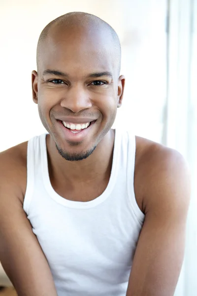 Retrato de um homem negro sorridente — Fotografia de Stock