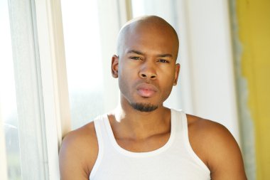 Cam kenarında ayakta iyi görünümlü genç adam