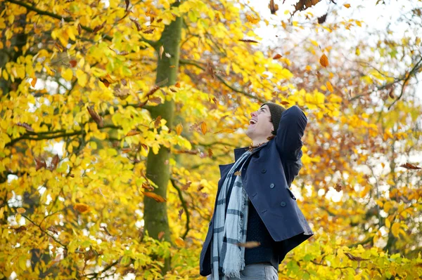 Carefree young man standing outside looking up — Stock Photo, Image