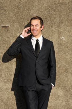 cep telefonu açık havada üzerinde konuşurken kendine güvenen genç iş adamı