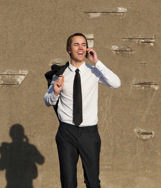 Zakenman wandel- en bellen door mobiele telefoon — Stockfoto