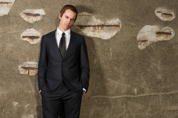 Young businessman standing outdoors in trendy suit — Stock Photo, Image