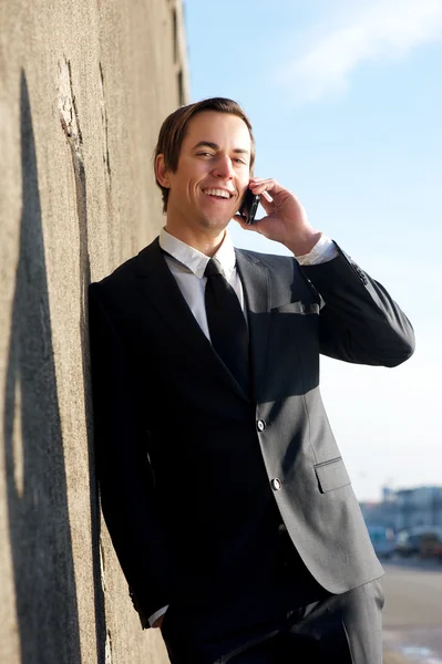 Handsome businessman talking on phone outdoors — Stock Photo, Image