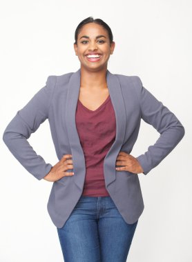 kalça elleri ile gülümseyerek mutlu bir genç kadın