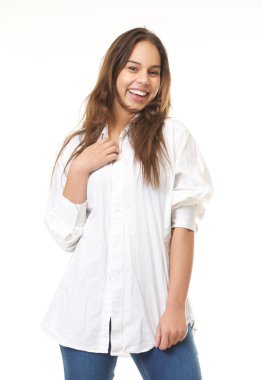 kot pantolon ve beyaz gömlek gülümseyen genç bir kadın