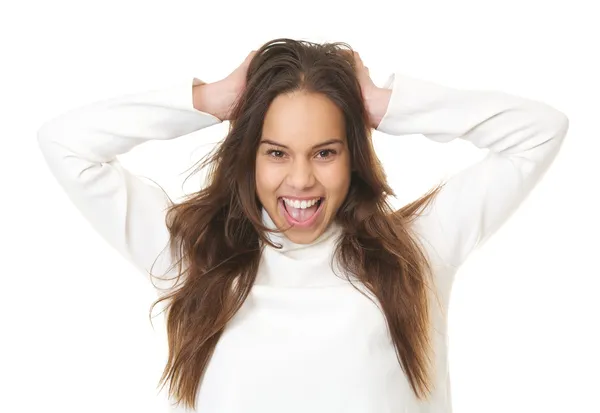 Portret van een jonge vrouw lachen met de handen in het haar — Stockfoto