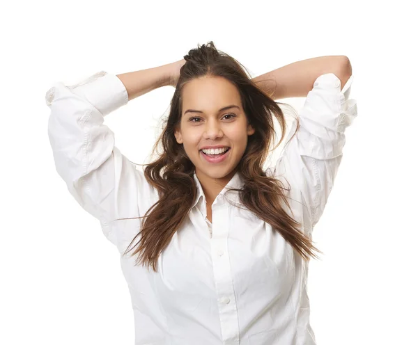 Glückliche Frau, die mit den Händen im Haar lacht — Stockfoto