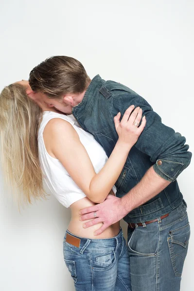 Homem beijando mulher no pescoço — Fotografia de Stock