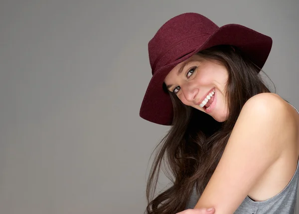 Šťastná mladá žena, směje se red hat — Stock fotografie