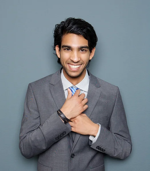 Close up retrato de um jovem homem de negócios sorrindo — Fotografia de Stock