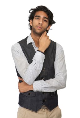 ciddi genç adam el ile karşı karşıya